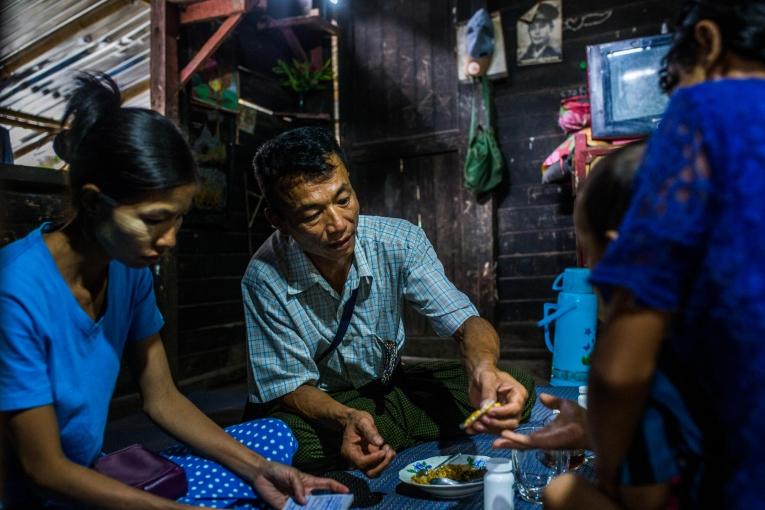 Des volontaires apportent des conseils à une personne séropositive, dans le cadre d'un groupe d'auto-support pour les personnes vivant avec le Sida/VIH à Rangoun, au Myanmar, juin 2019.