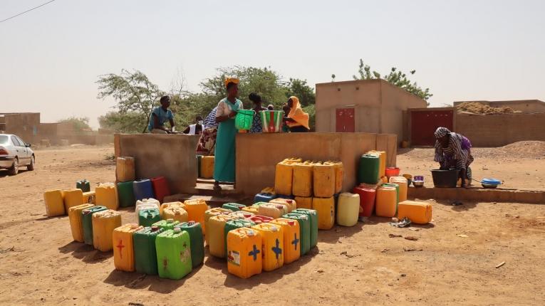 Un point d'eau dans le village de Gorom Gorom. Burkina Faso. 2021.