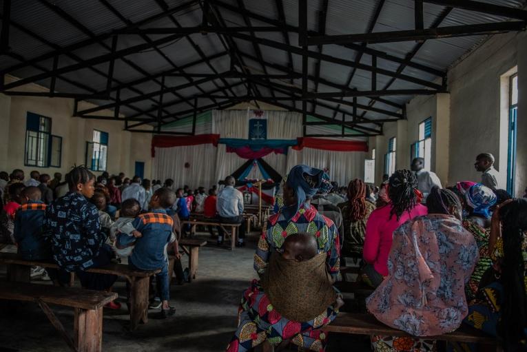 Environ 36 000 personnes sont déplacées à Sake, notamment au sein de l'église néo-apostolique, l'un des plus grands sites d'accueil, où se trouvent des centaines de familles dans des conditions très difficiles.