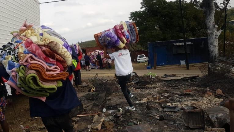 Les équipes MSF ont offert une assistance médicale et effectué des donations aux populations du township de Briardene à Durban. Afrique du Sud. 2021.