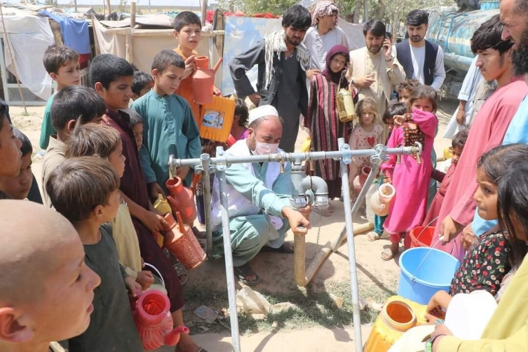 Au moins de juin, de violents combats autour de la ville de Kunduz ont forcé des milliers de personnes à quitter leur domicile. 400 familles ont cherché refuge dans un campement informel où les équipes de MSF ont fourni 12 000 litres d'eau potable par jour.