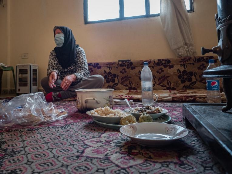 Fawziyya Al-Sahili préparant le repas dans son salon.
