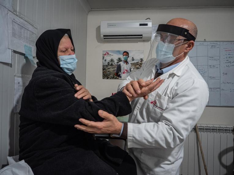 Fawziyya Al-Sahili en train d'être examinée dans la clinique MSF de Hermel.