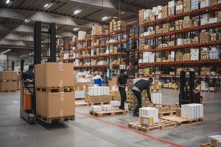 Les équipes de MSF à Bruxelles préparent environ 80 tonnes de matériel à envoyer en Haïti.