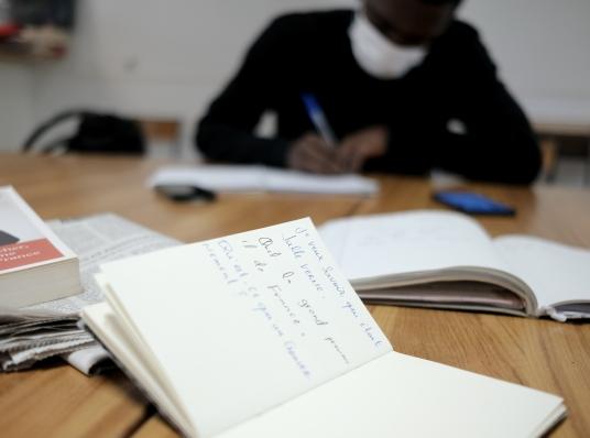 Yannick en cours de français, l'une des activités proposées par MSF dans le cadre du projet Passerelle.