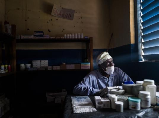 Un homme de 48 ans est responsable de la pharmacie de Nzacko. Il dit qu'elle a été vide pendant plusieurs mois avant que les équipes n'arrivent et leur donne des médicaments. Juillet 2021. 