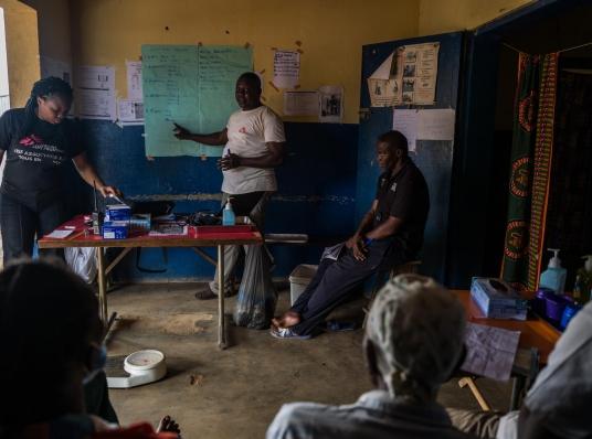 Un infirmier MSF conduit une séance de formation au personnel du centre du centre de santé de Nzacko. Juillet 2021.