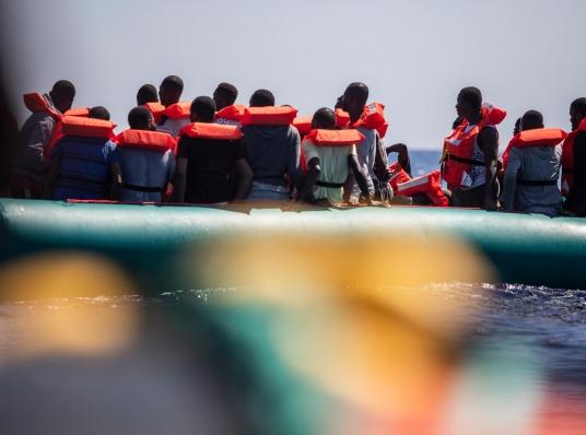 Sauvetage de 54 personnes sur un bateau gonflable.
