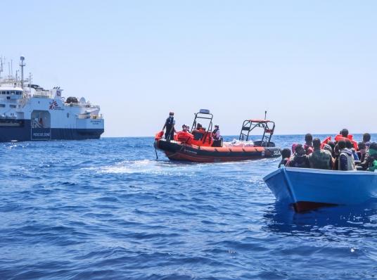 Sur le bateau, 26 personnes dont 15 mineurs non accompagnés. Pendant le sauvetage, les équipes MSF ont été menacées à la radio par les gardes-côtes libyens.