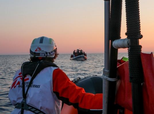 Les équipes MSF en approche d'une embarcation en détresse.