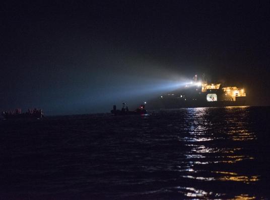 Un sauvetage de nuit pour récupérer 34 personnes dans une embarcation en détresse.