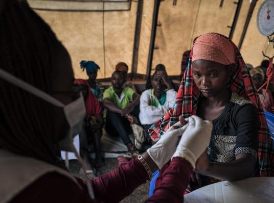 Rachel, 20 ans, a été prise en charge pour le paludisme à la clinique mobile de MSF installée au stade de Rugabo.
