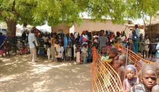 Diaporama sonore en anglais : le Docteur Cathy Hewison référente médicale et Marie Noelle Rodrigue directrice adjointe des opérations parlent de la campagne de vaccination lancée par MSF contre la méningite.
Avril 2009 au Niger. Guillaume Ratel