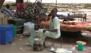 Akueam au Sud Soudan avril 2006. Après des années de déplacements des familles retournent dans le Sud.