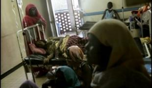 Une femme de 35 ans blessée pendant les combats est hospitalisée dans un des hôpitaux de N'Djamena 9 février 2008.