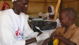 Campagne de vaccination à Kebkabiya Soudan Nord Darfour octobre 2004.