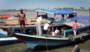 Les équipes MSF atteignent des villages isolés accessibles par petits bateaux