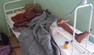 Enfant blessé et opéré à l'hôpital du Bon Samaritain