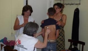 Equipe médicale MSF donnant des consultations dans des sites de déplacés Tbilissi août 2008