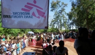 File d\'attente sur un site de vaccination dans le district de Blantyre