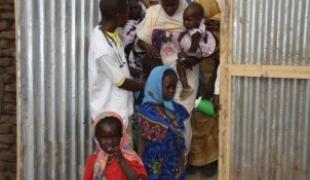 Tchad mars 2009: hôpital de Dogdoré une première vague de patients rentre dans l'OPD pour consulter.