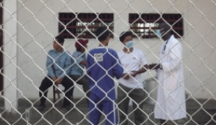 Installée maintenant dans le poste de santé l’équipe MSF voit en consultation les détenus qui ont besoin de soins médicaux.