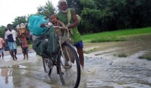 Populations fuyant les inondations au Bihar.