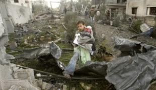 Bande de Gaza garçon portant ses affaires personnelles à la suite d'un raid aérien à Rafah 30 décembre 2008