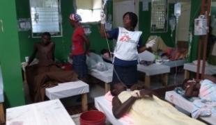 Au cours des trois derniers jours à Port au Prince en Haïti Médecins Sans Frontières (MSF) a traité plus de 200 personnes atteintes de diarrhée sévère un symptôme clinique du choléra en collaboration avec le ministère de la Santé.