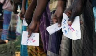 Distribution de produits de première nécessité. 4 000 « kits » comprenant des couvertures du savon des seaux des vêtements et des ustensiles de cuisine ont été distribués pour une population de 20.000 personnes.