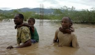 Des habitants traversent les rues inondées après les pluies intenses. Port au Prince Haïti le 7 septembre