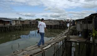 Située sur la côte pacifique de la Colombie Buenaventura environ 400 000 habitants est le plus grand port de Colombie mais aussi l'une des villes les plus dangereuses au monde. La première cause de mortalité est l'homicide. 85% de la population de Bue