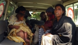 Une ambulance MSF transporte des enfants dénutris et leurs mères qui ont besoin d'être hospitalisés.