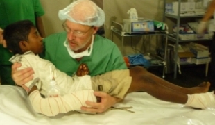 Sri Lanka mai 2009. Un jeune patient au bloc opératoire de l'hôpital temporaire de MSF