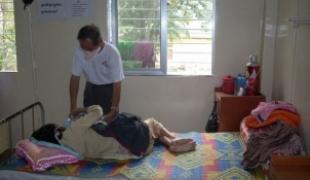 Pharit éducateur thérapeutique à MS auprès d'un patient hospitalisé au service des Maladies infectieuses de l'hôpital AKS  Phnom Penh 2008