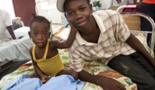 Claudia deux ans est la plus jeune patiente du service de soins post opératoires de l'hôpital MSF de Jacmel.