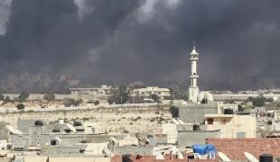 Des fumées surplombent la ville de Tripoli après des combats le 23 août 2011. Copyright : Reuters