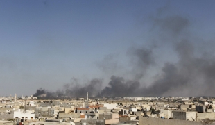 Des fumées surplombent la ville de Tripoli après des combats le 23 août 2011.