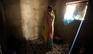 Une femme d'origine africaine se cache dans une ferme à la périphérie de Tripoli en Libye 30 août 2011.