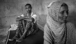 En situation extrême, chacun est soumis à des sentiments exacerbés d’anxiété ou de tristesse. Dadaab, Kenya, 2011.