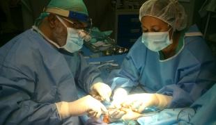 Déjà présente à l’hôpital Nasser à Khan Younis MSF en collaboration avec le ministère de la Santé a étendu depuis le 1er octobre son programme de chirurgie plastique reconstructrice à l’hôpital Al Shifa à Gaza.