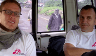 Alex et Fred, un anesthésiste et un chirurgien en première mission avec MSF en République démocratique du Congo - Octobre 2011 © MSF