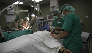Plusieurs patients sont pris en charge en même temps au bloc opératoire de l'hôpital Al Aqsa, dans la Bande de Gaza. Palestine, 14 mai 2018.