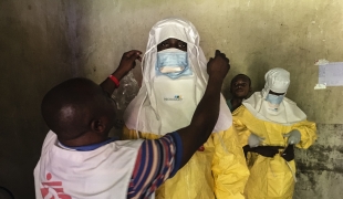 Préparation des équipes dans le Centre de traitement d'Ebola à Bikoro, en RDC. Mai 2018, Hugues Robert/MSF