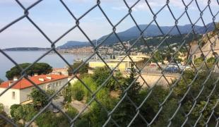 Vue des locaux de la PAF (police aux frontières) depuis le pont séparant l’Italie de la France. 2018.