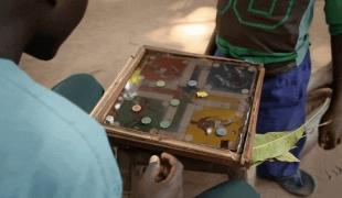 Des patients du programme MSF de Yambio jouent ensemble. 2019. Soudan du Sud. 