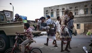 Yémen, novembre 2018. Ville de Mocha. Un homme en arme se repose à l’arrière d'un véhicule. Mocha est située à deux heures des lignes de front, au sud de Hodeidah.