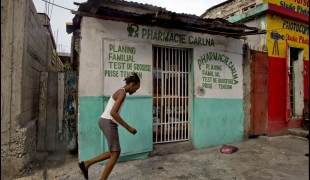Une pharmacie de Port-au-Prince qui propose des médicaments dédiés à la santé des femmes. Haïti. 2013. 