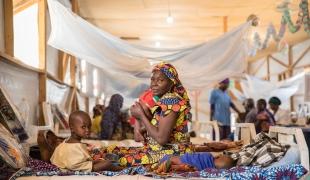 Une famille dans le centre nutritionnel thérapeutique géré par MSF à l'hôpital de district de Mora, dans l'Extrême-Nord du Cameroun.