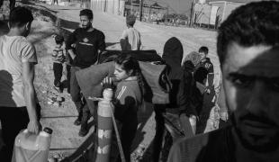 Camp de réfugiés de Bardarash, Kurdistan irakien. Distribution de couvertures et de bidons d’essence pour se chauffer.